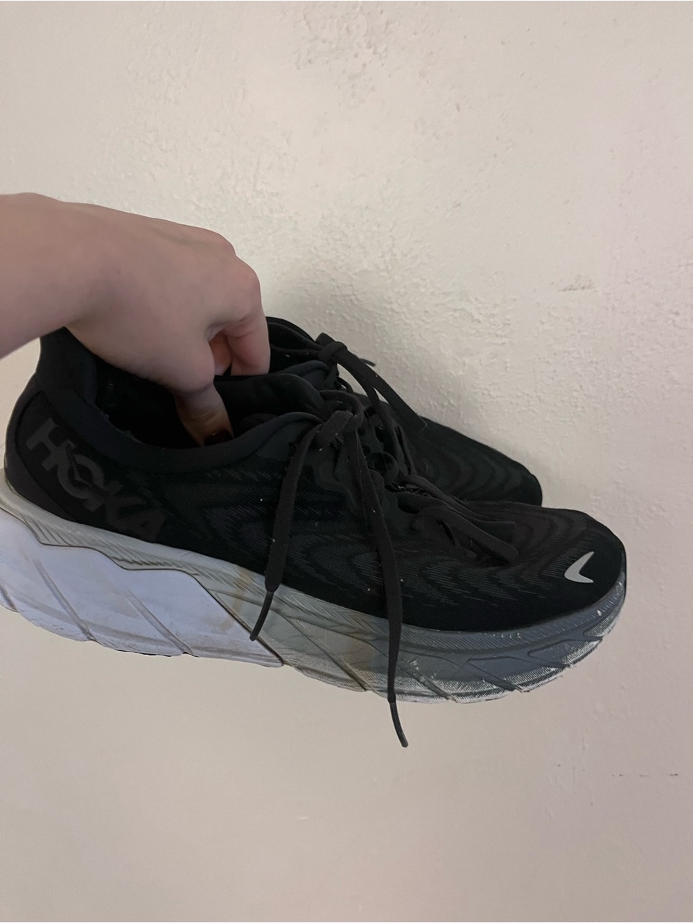 Hoka Men's Arahi 6 in the Black/White colorway size 11